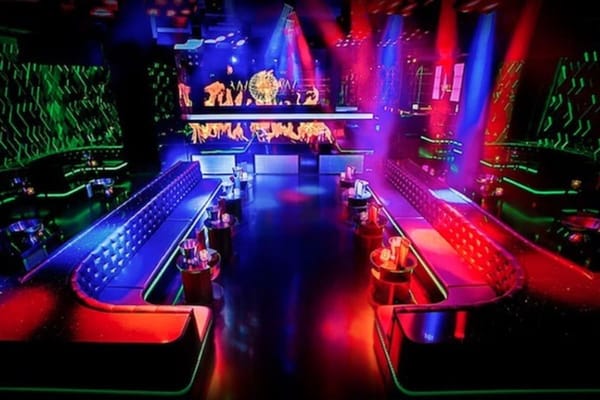 Wall Lounge