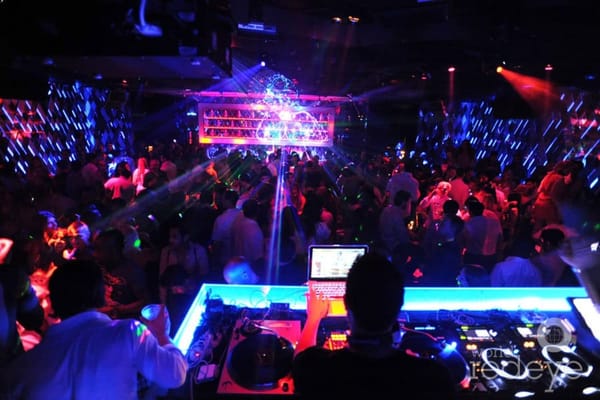 Wall Lounge